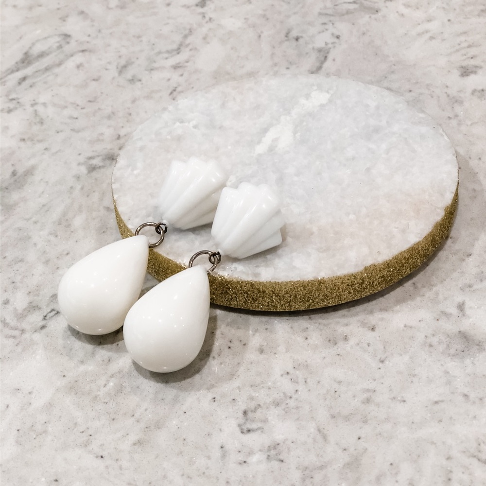 80s/90s vintage white deco acrylic drop earrings